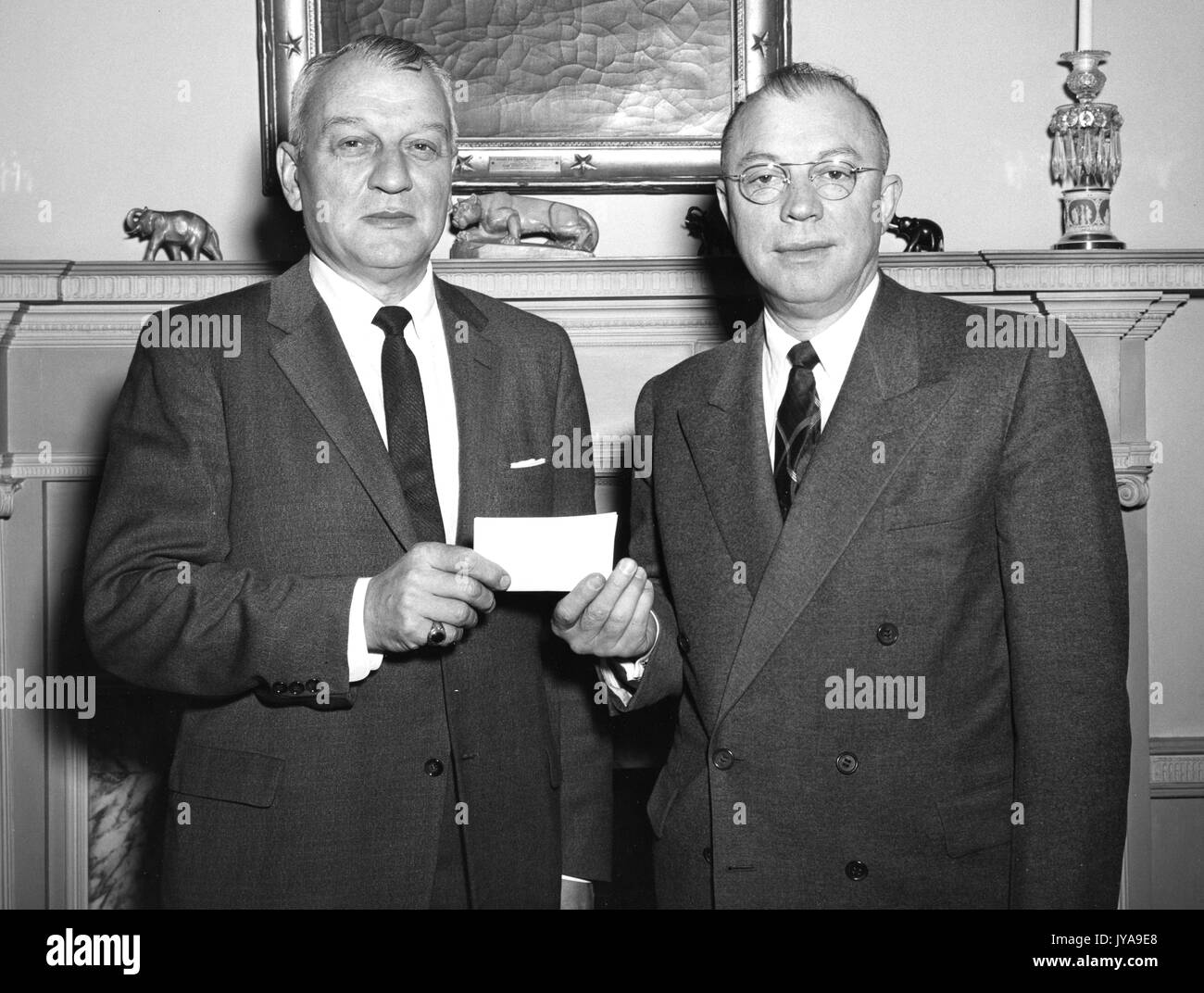 Milton Stover Eisenhower (links), Präsident der Johns Hopkins University, präsentiert eine Prüfung, 1965. Stockfoto