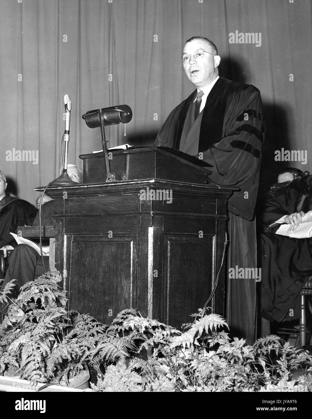 Milton Stover Eisenhower, Präsident der Johns Hopkins Universität, stehend auf einem Podium und sprechen, 1952. Stockfoto