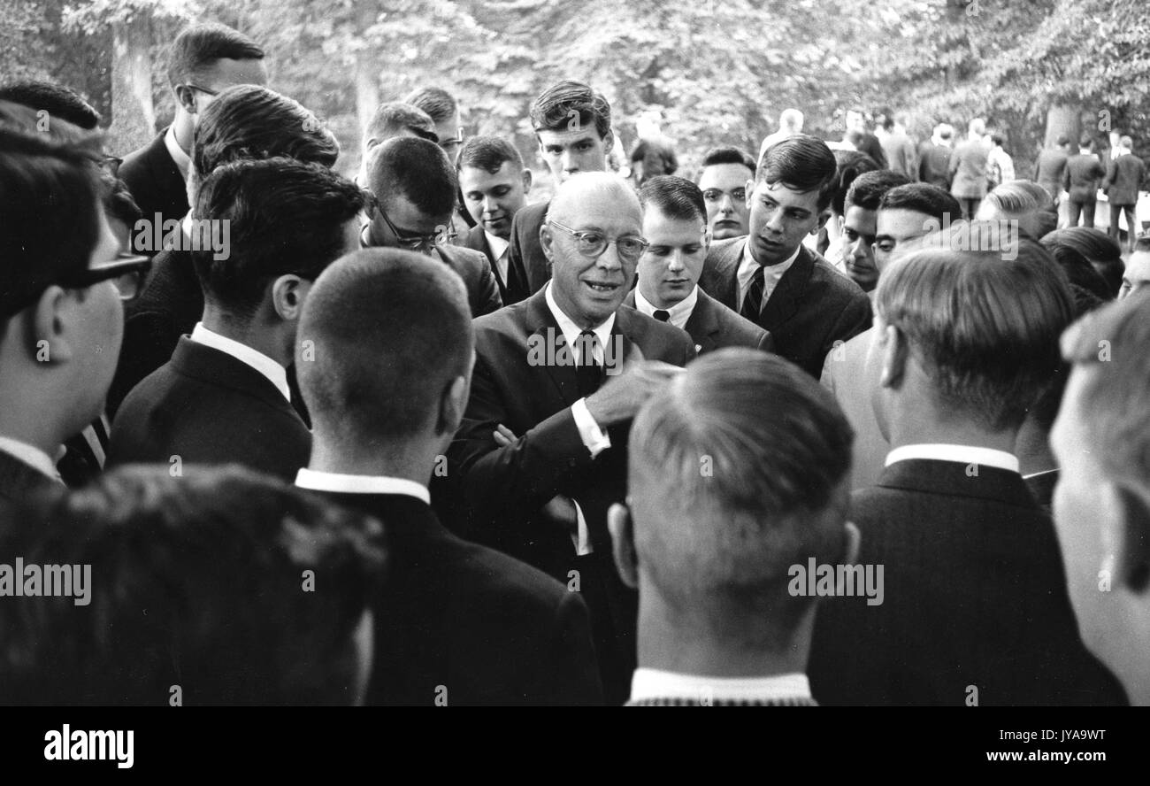 Milton Stover Eisenhower, Präsident der Johns Hopkins University, umgeben von Menschenmengen, 1964. Stockfoto