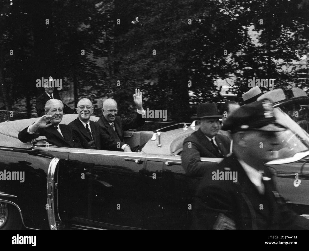 Milton Stover Eisenhower (Mitte), Präsident der Johns Hopkins University, auf dem Rücksitz eines Autos mit Premierminister des Vereinigten Königreichs Harold Macmillan (links) und Dwight Eisenhower (rechts), Präsident der Vereinigten Staaten von Amerika, 10. Juni 1958. Stockfoto