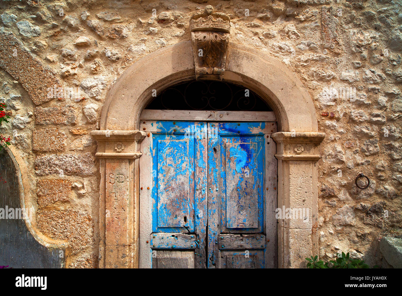 Alte hölzerne Türen in der Region Abruzzen in Italien. Stockfoto