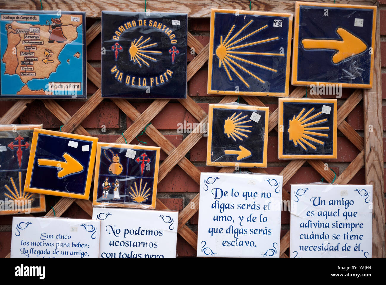Camino de Santiago Via de la Plata souvenir Keramikfliesen auf Verkauf, Spanien. Stockfoto