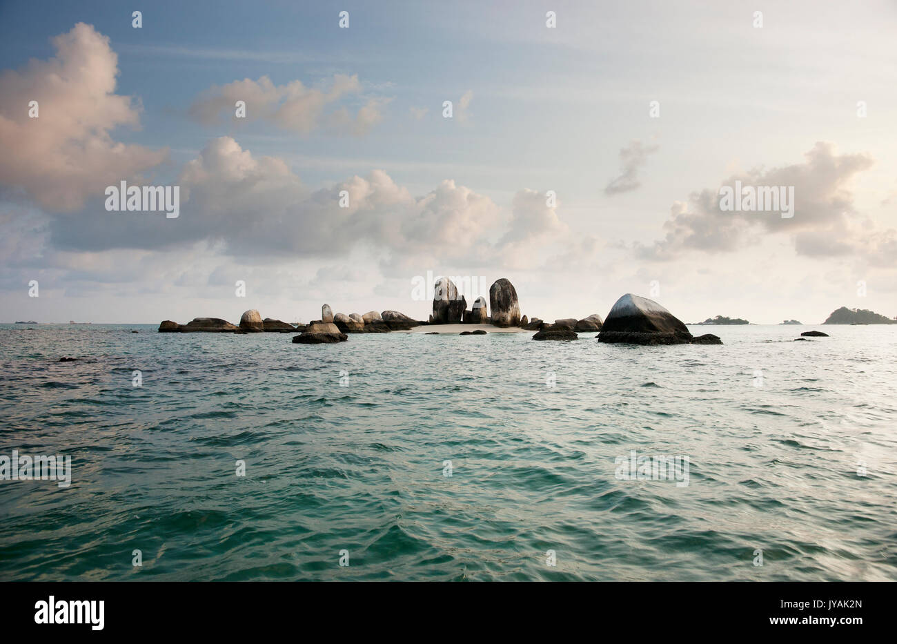 Natürliche Felsformation im Meer und an einem weißen Sandstrand auf der Insel Belitung am Morgen, Indonesien. Stockfoto