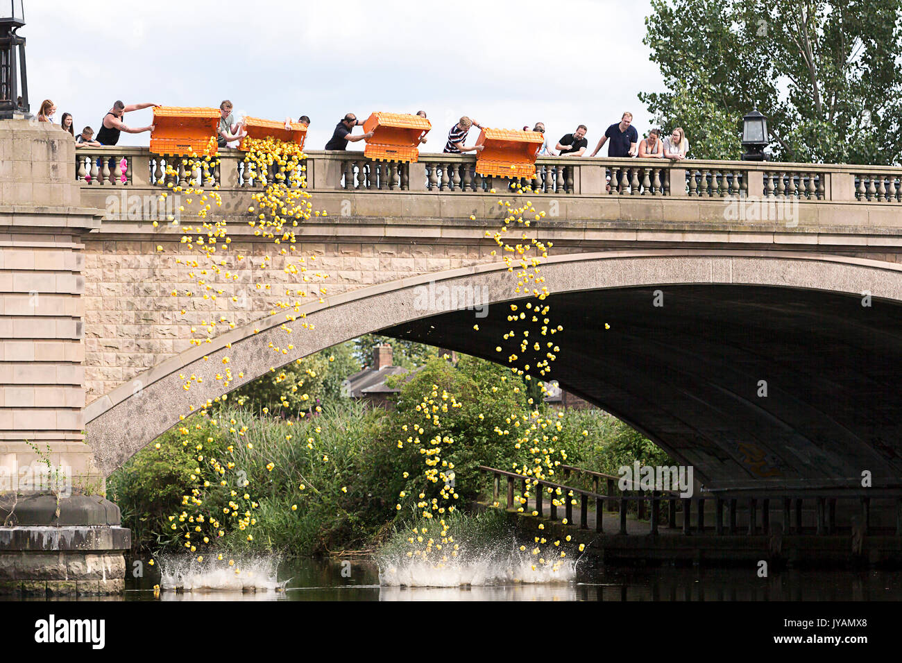 1000 gelben Kunststoff Enten sind in den Fluss Mersey von Kingsway Brücke für die 2017 Latchford Duck Race Stockfoto