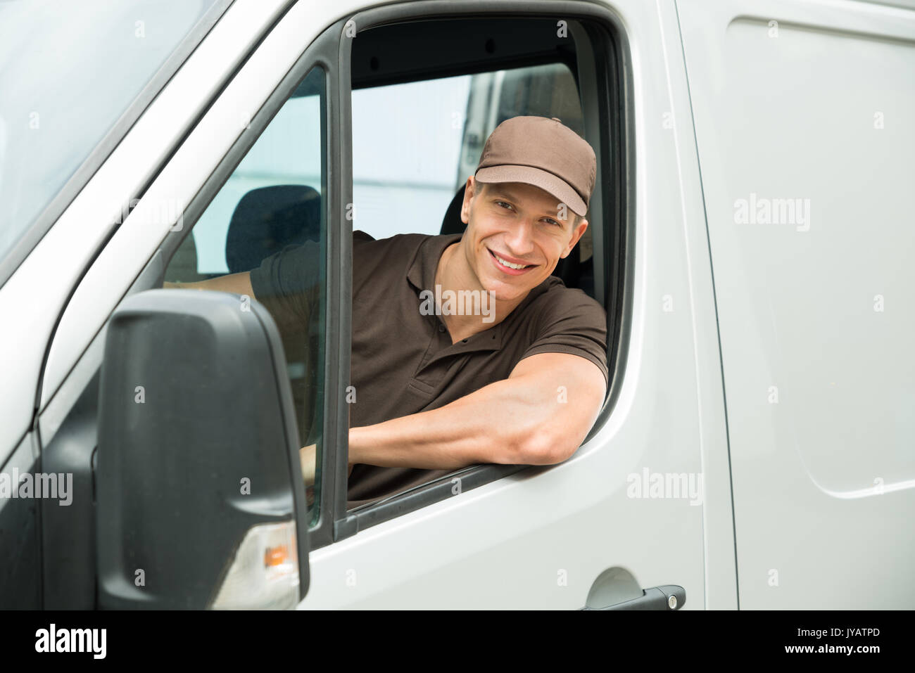 Junge glücklich Lieferung Mann, der Service Delivery Van Stockfoto