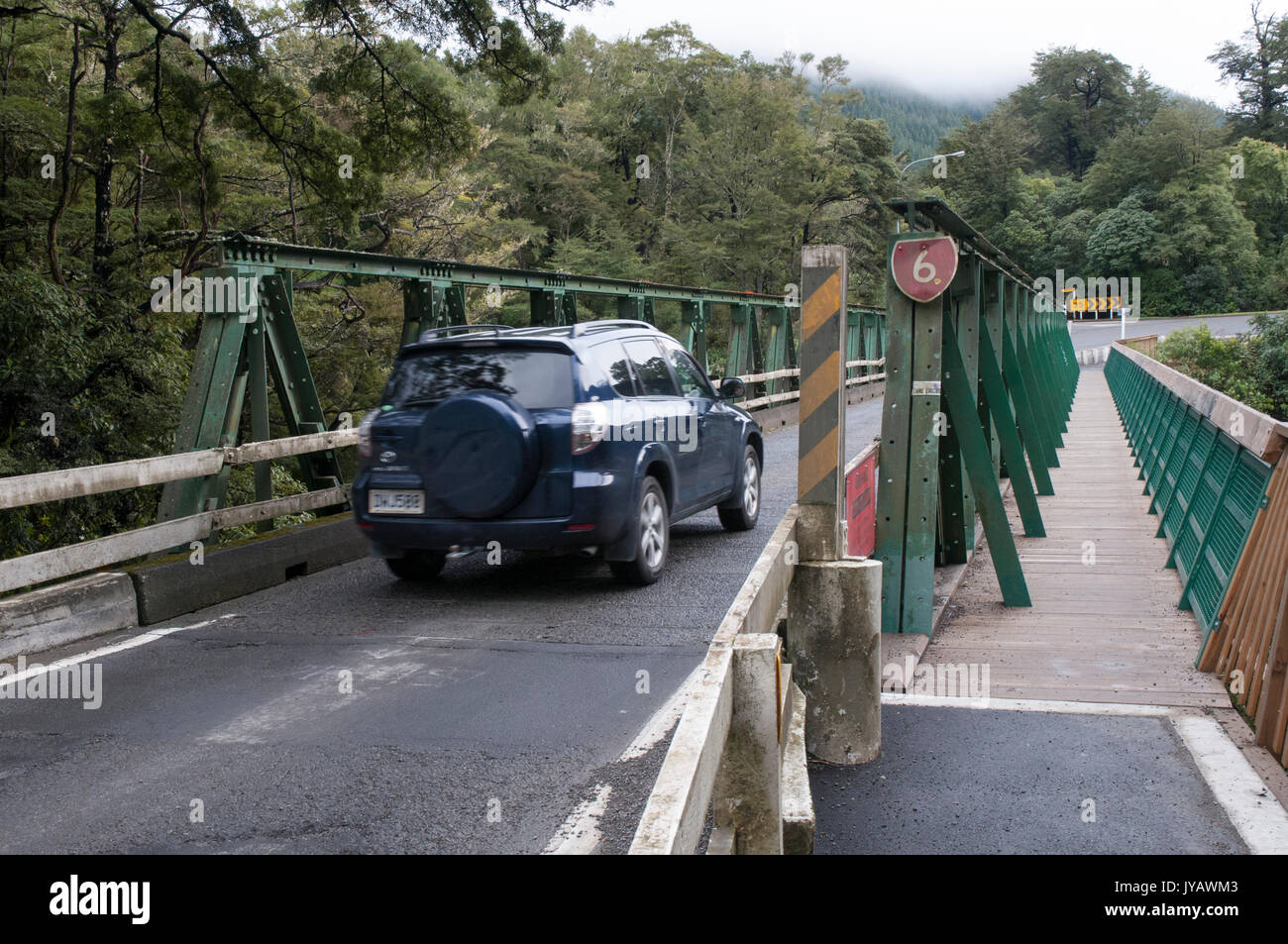 Fahrzeug Überqueren einer gefährlichen einspurige Brücke auf dem State Highway 6 bei Pelorus Bridge, Marlborough, Neuseeland Stockfoto
