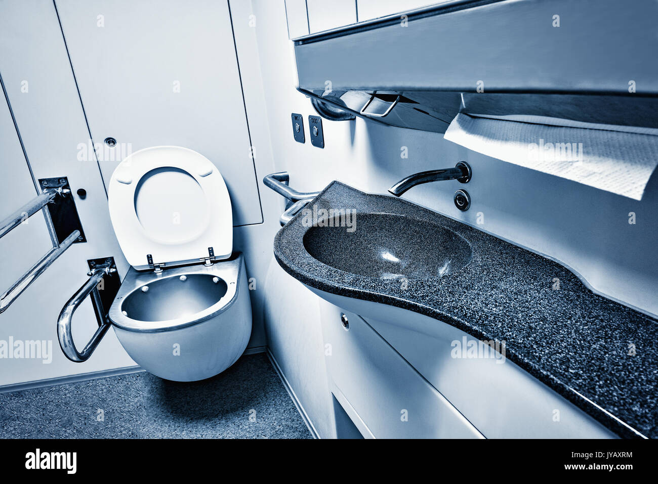 Innenraum der Sauber leer Wc des Zuges. Stockfoto