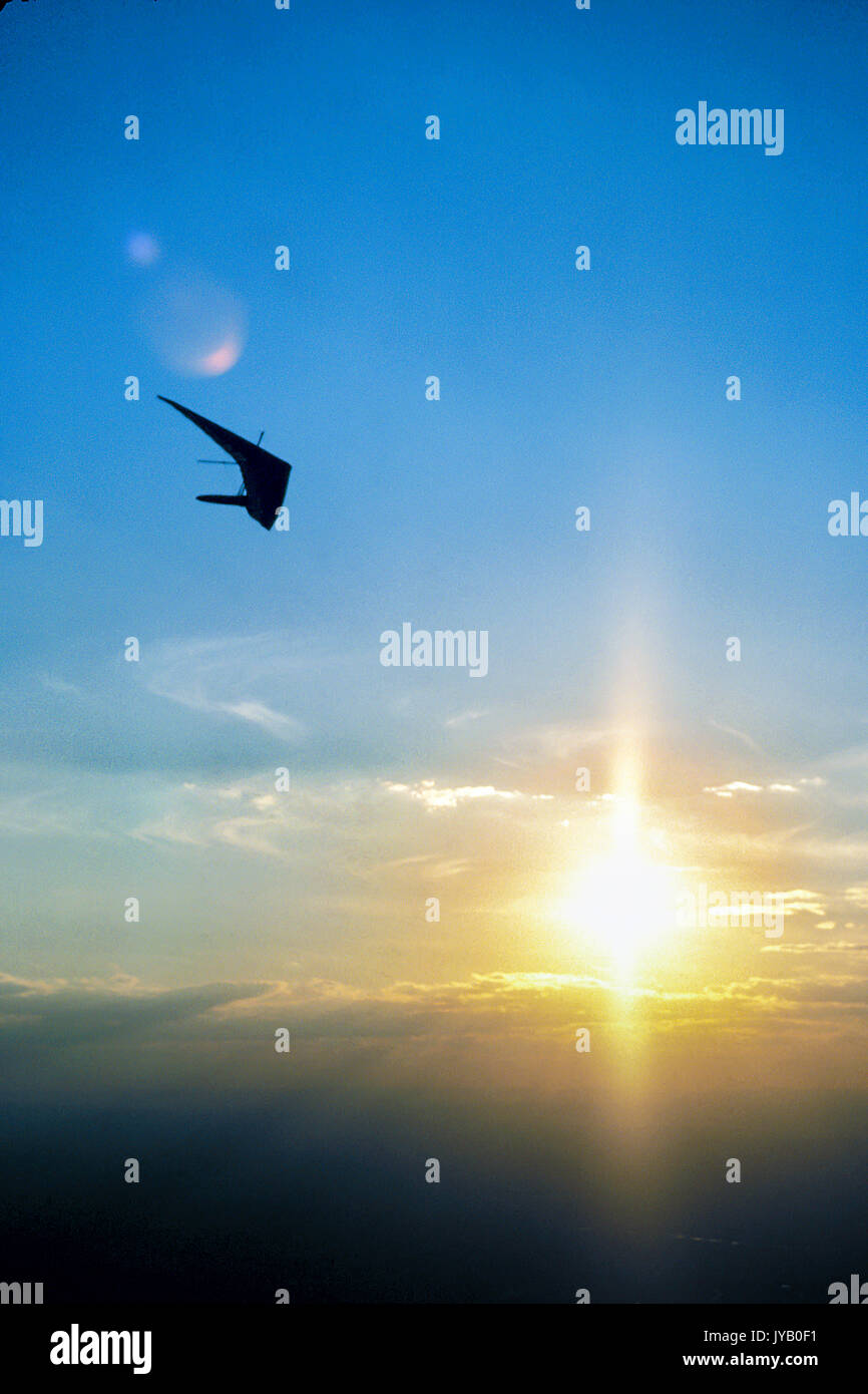 Hängegleiter, Flug in ruhigen Himmel bei Sonnenuntergang Sonnenaufgang über Newport Beach, Kalifornien Kopie Raum © Myrleen Pearson Stockfoto
