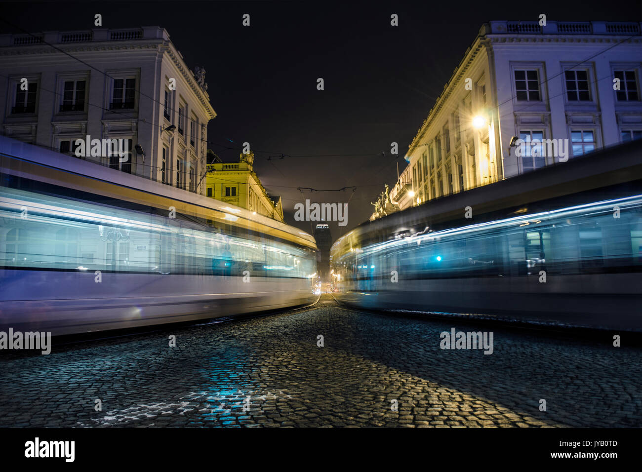 Straßenbahn bei Nacht in Brüssel Stockfoto