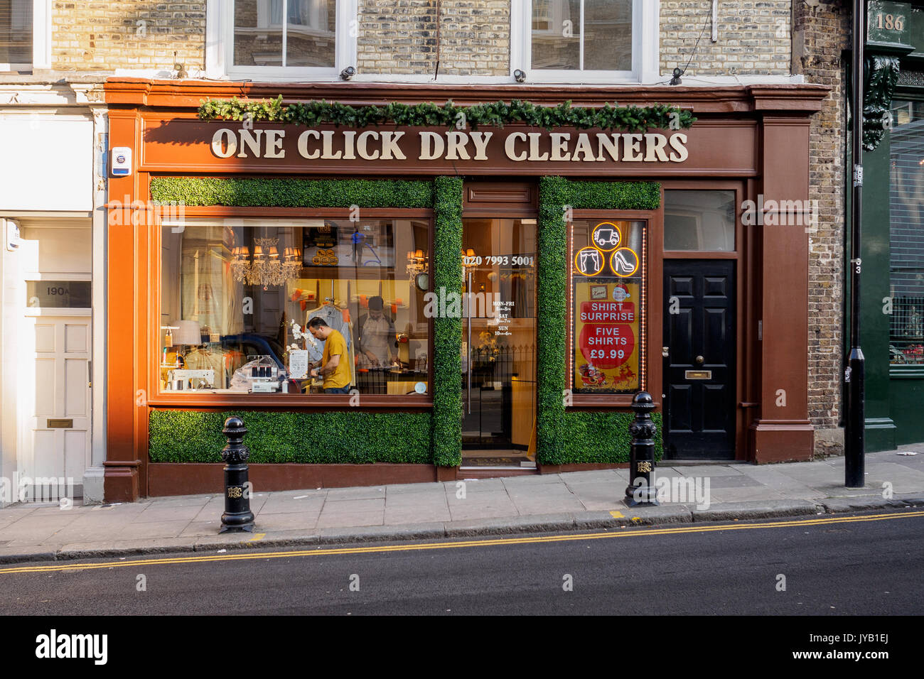 High Street Dry Cleaner in London. 2017. Querformat. Stockfoto