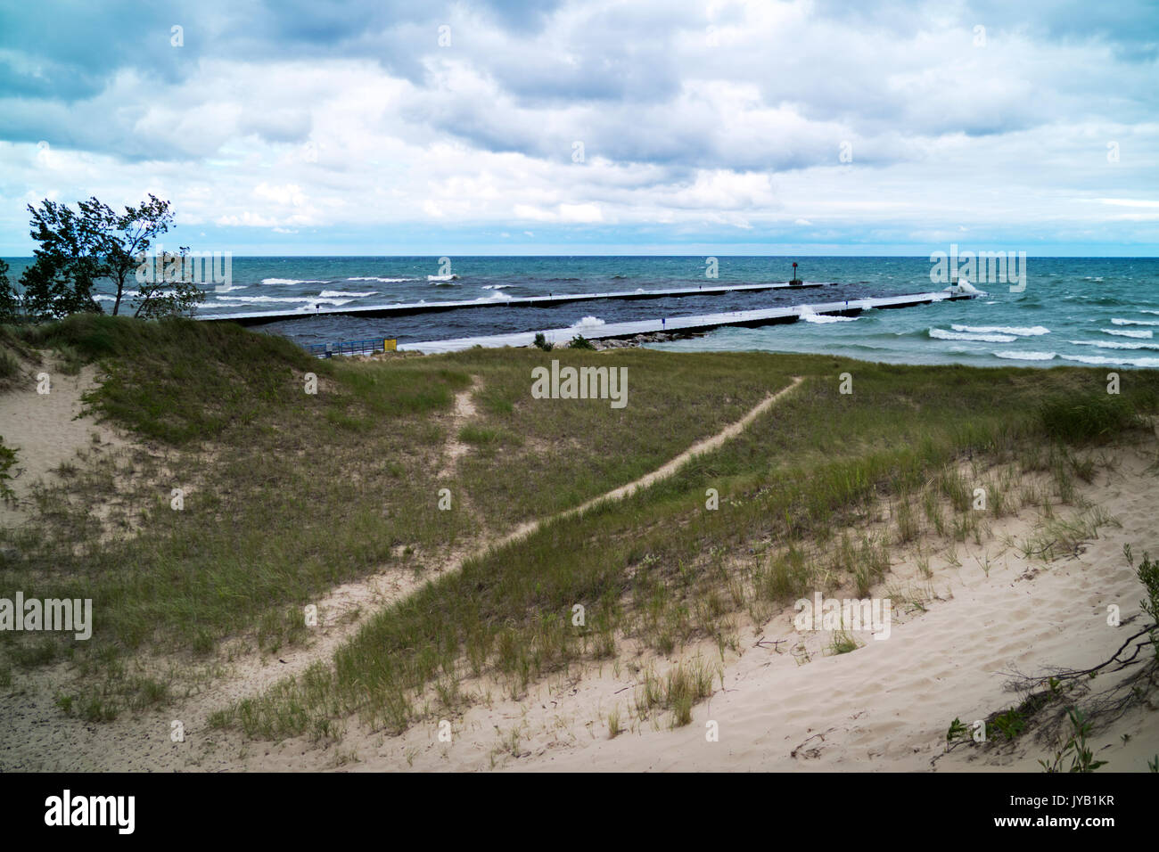 Blick über die Sanddünen in der Nähe des Weißen See Kanal leeren Weißen See in den Lake Michigan. Stockfoto