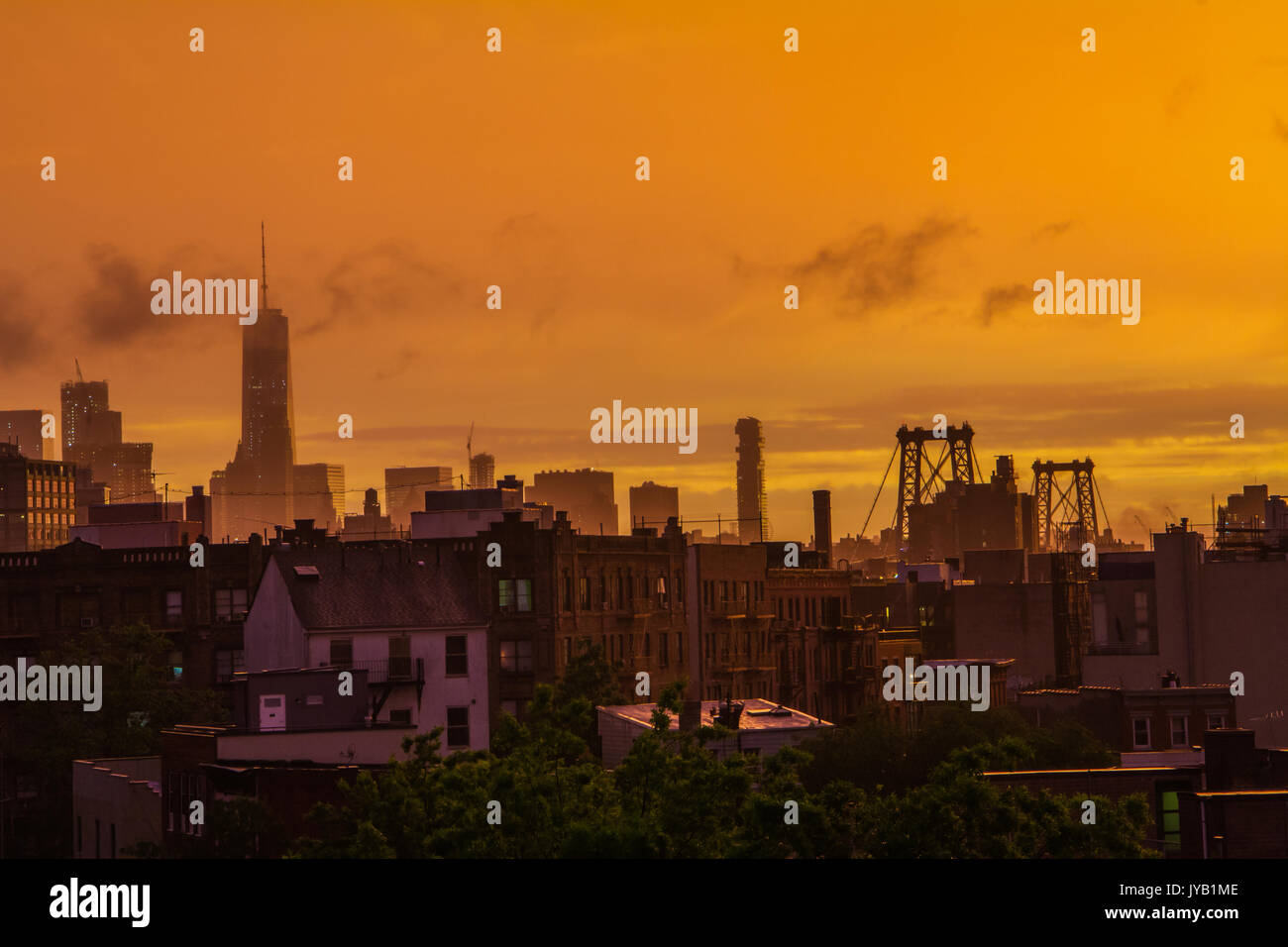 Blick auf Lower Manhattan von Williamsburg, Brooklyn nach einem schweren Unwetter. Stockfoto