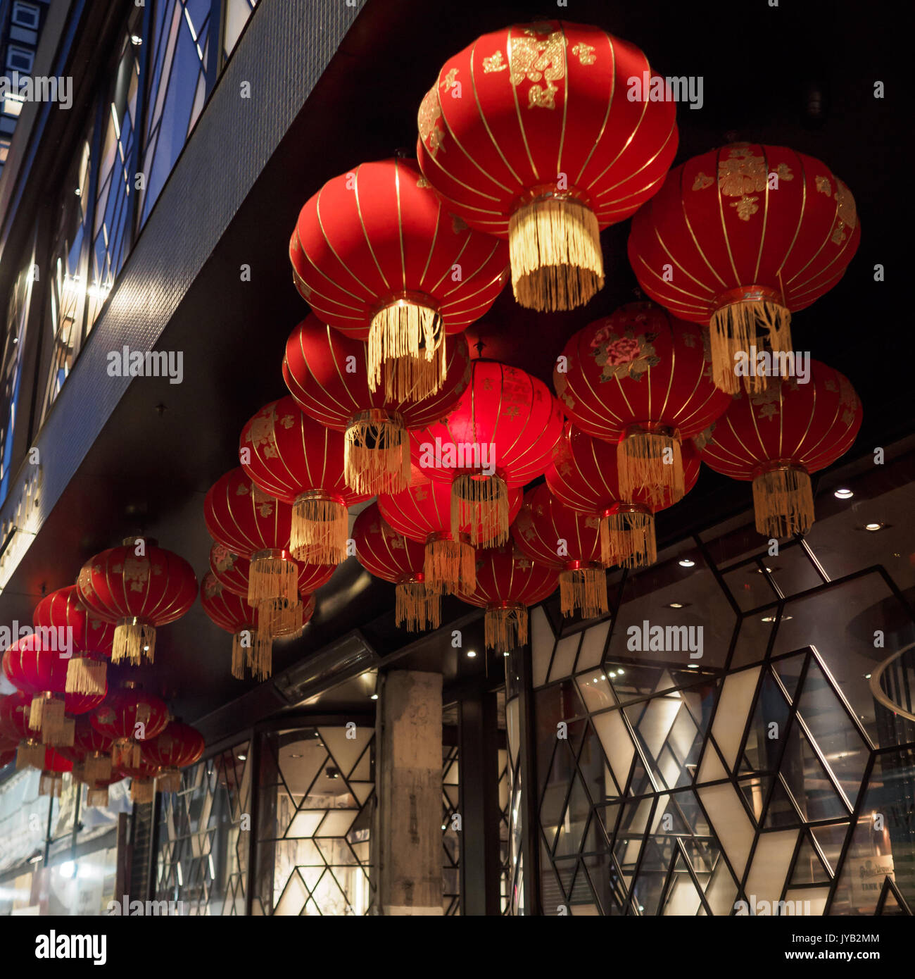 Traditionelle rote Laternen vor einem Chinesischen Restaurant in Soho (London). Quadratisches Format. Stockfoto