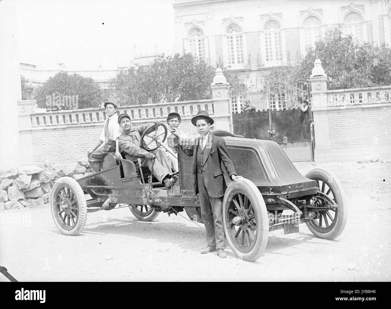 Die Männer und Jungen mit dem Auto Vor dem Gebäude Stockfoto