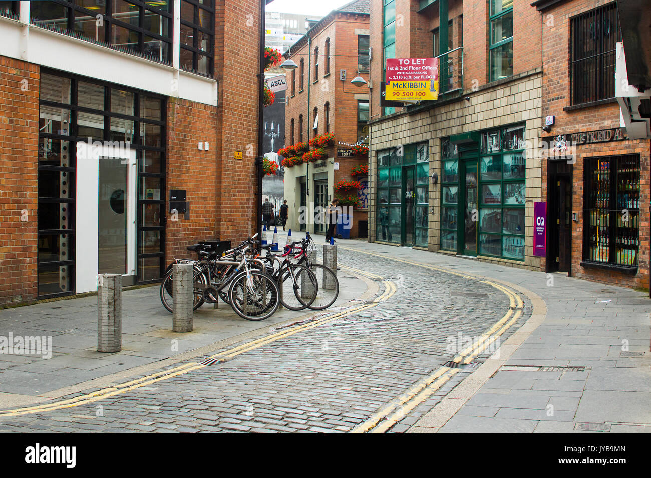 Einen vollen Zyklus stehen in einer Seitenstraße im beliebten Viertel Kathedrale von Belfast in Nordirland Stockfoto