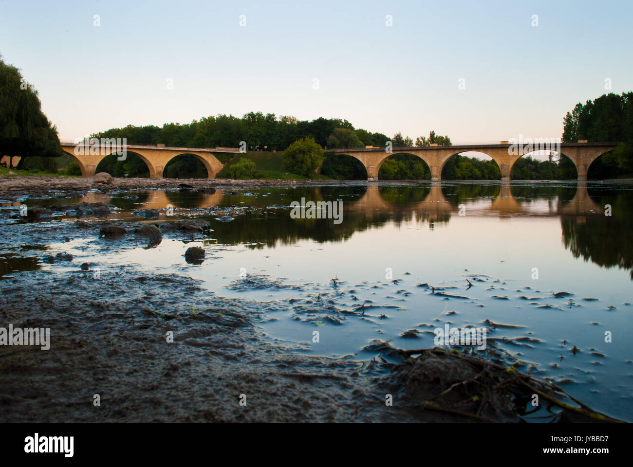 Fluss und Brücke in der Dordogne, Frankreich Stockfoto