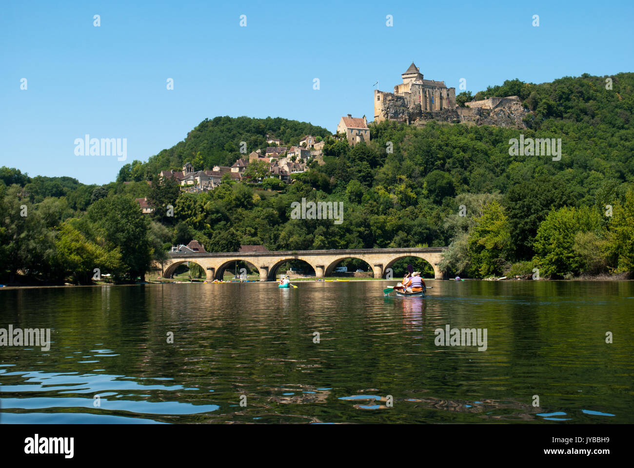 Fluss und Brücke in der Dordogne, Frankreich Stockfoto