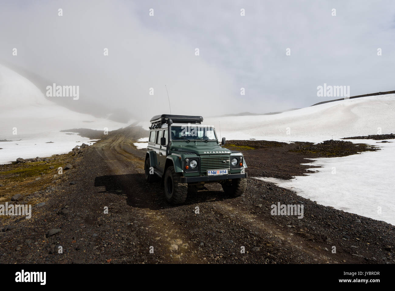 Land Rover Defender auf einem verschneiten Pass bei Snæfellsjökull. Stockfoto