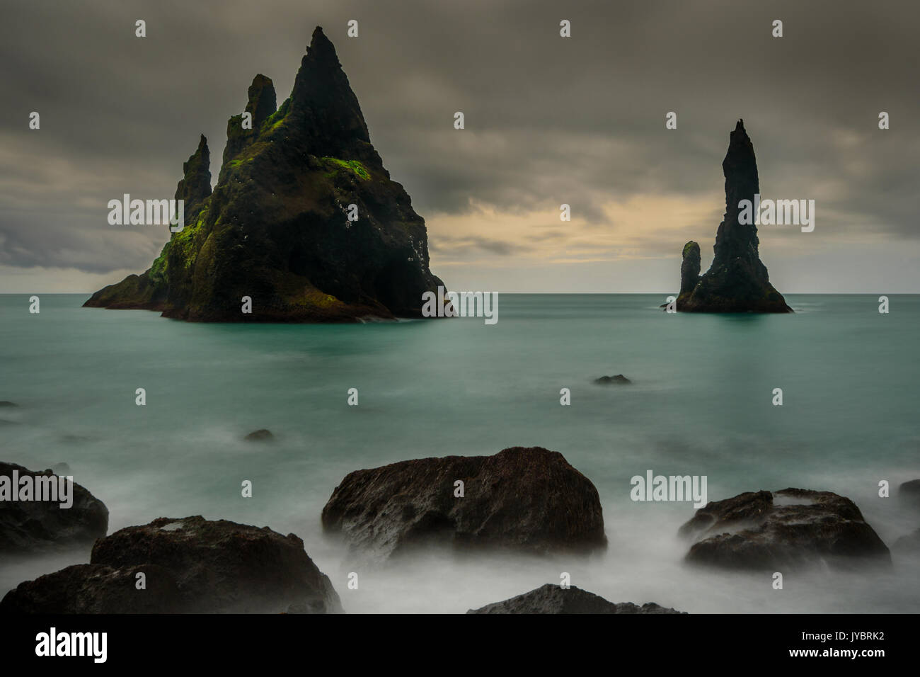 Basalt Stapel von Reynisdrangar in eine dunkle Stimmung. Stockfoto