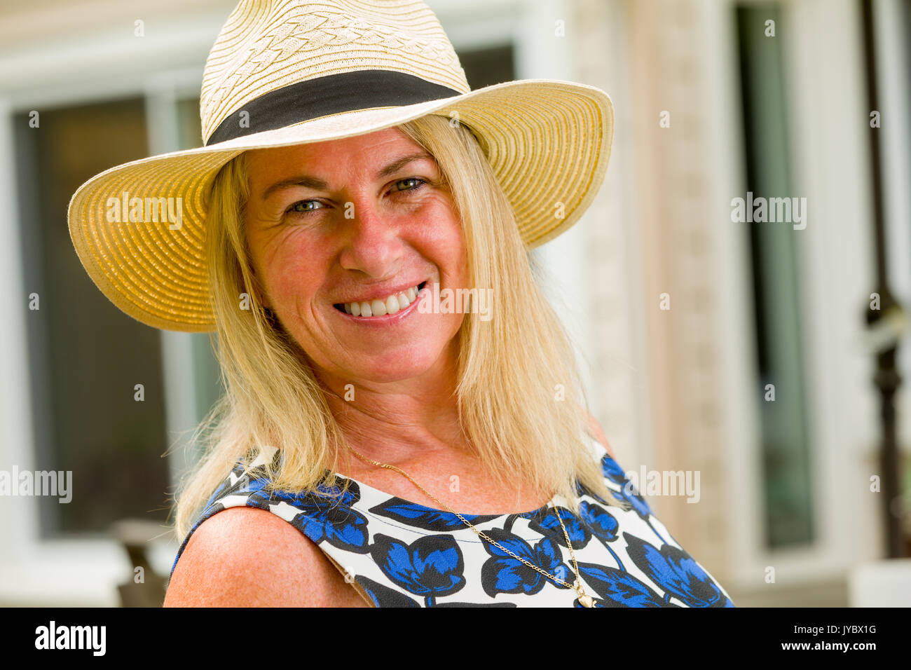 Attraktive Frau mittleren Alters zu tragen hat und sich amüsiert. Stockfoto