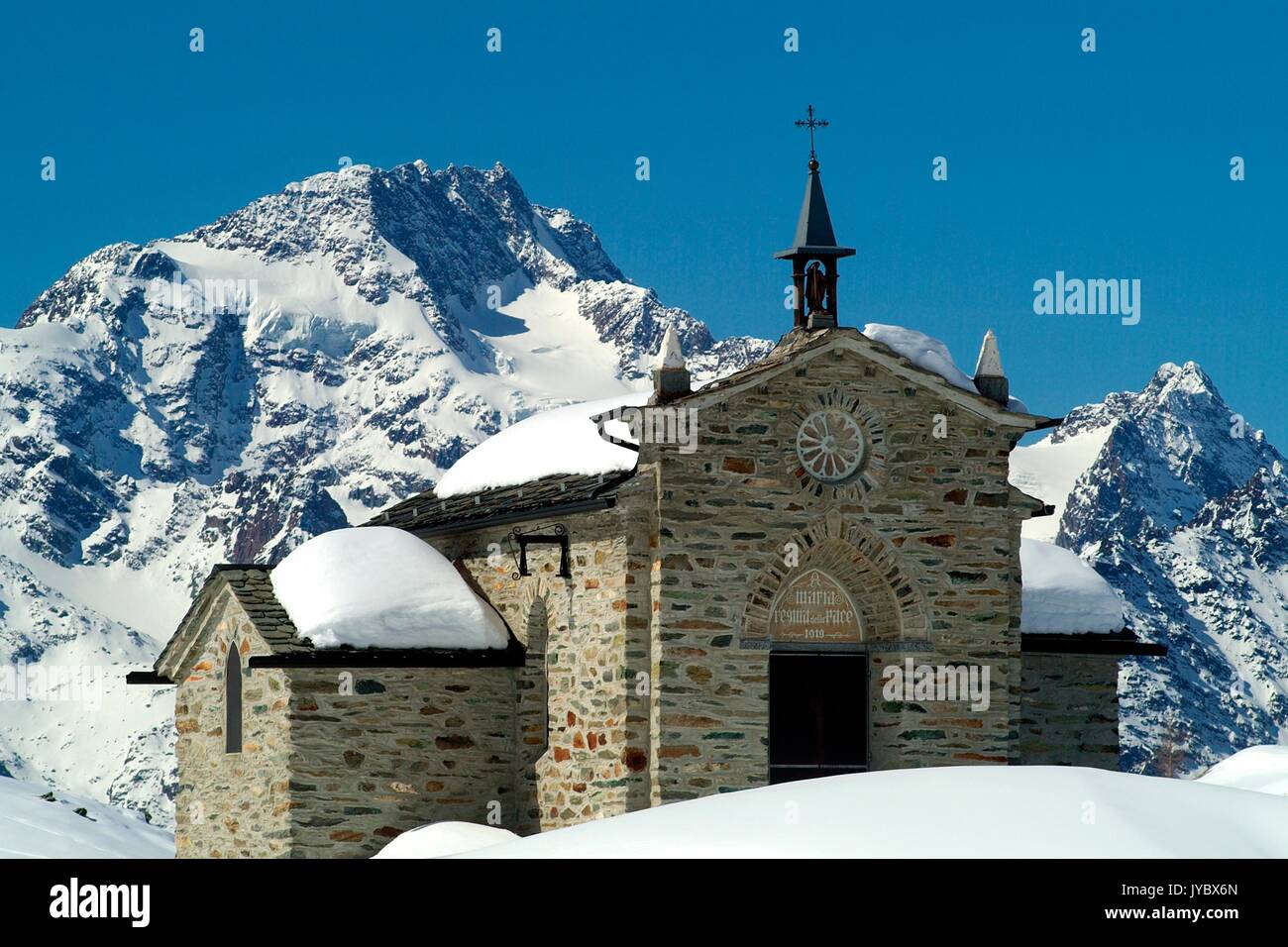 Monte Disgrazia steht hinter der Kirche Alpe Prabello im Winter. Valmalenco. Valtellina. In der Lombardei. Italien Europa Stockfoto