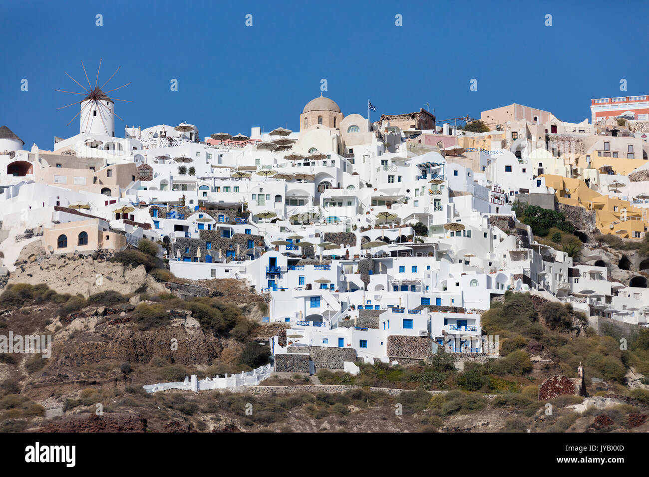 Ein typisch griechisches Dorf thront auf einem Felsen mit seinen weißen und blauen Häusern und malerischen Windmühlen Santorini Kykladen Griechenland Europa Stockfoto