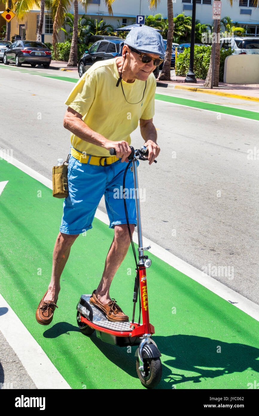 Florida, Miami Beach, Ocean Drive, Fahrradweg, Elektroroller, Erwachsene Erwachsene Männer ...