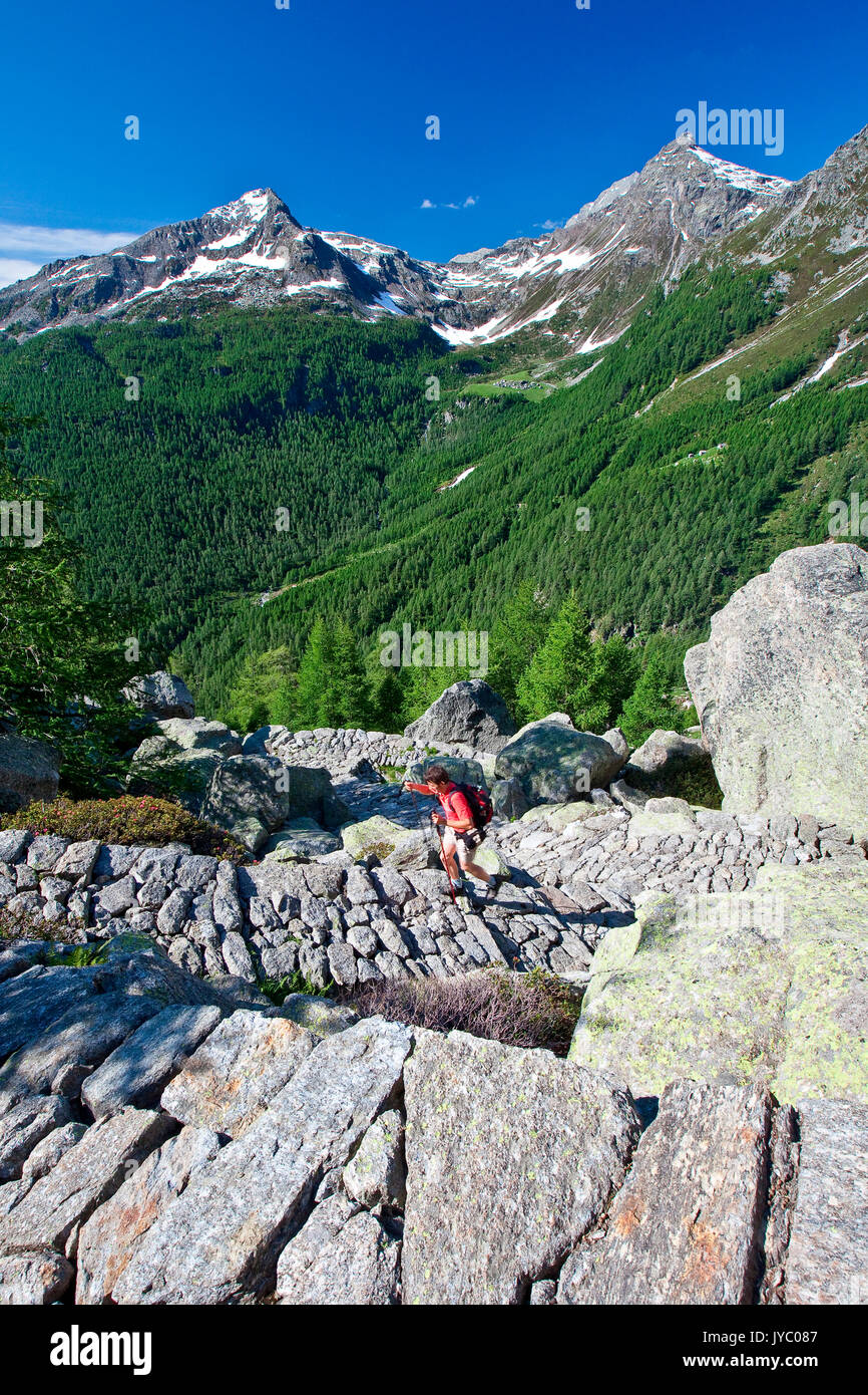 Wanderer auf dem Trail, klettert bis zum Staudamm von Truzzo. Valchiavenna. Vallespluga. Valtellina. In der Lombardei. Italien. Europa Stockfoto