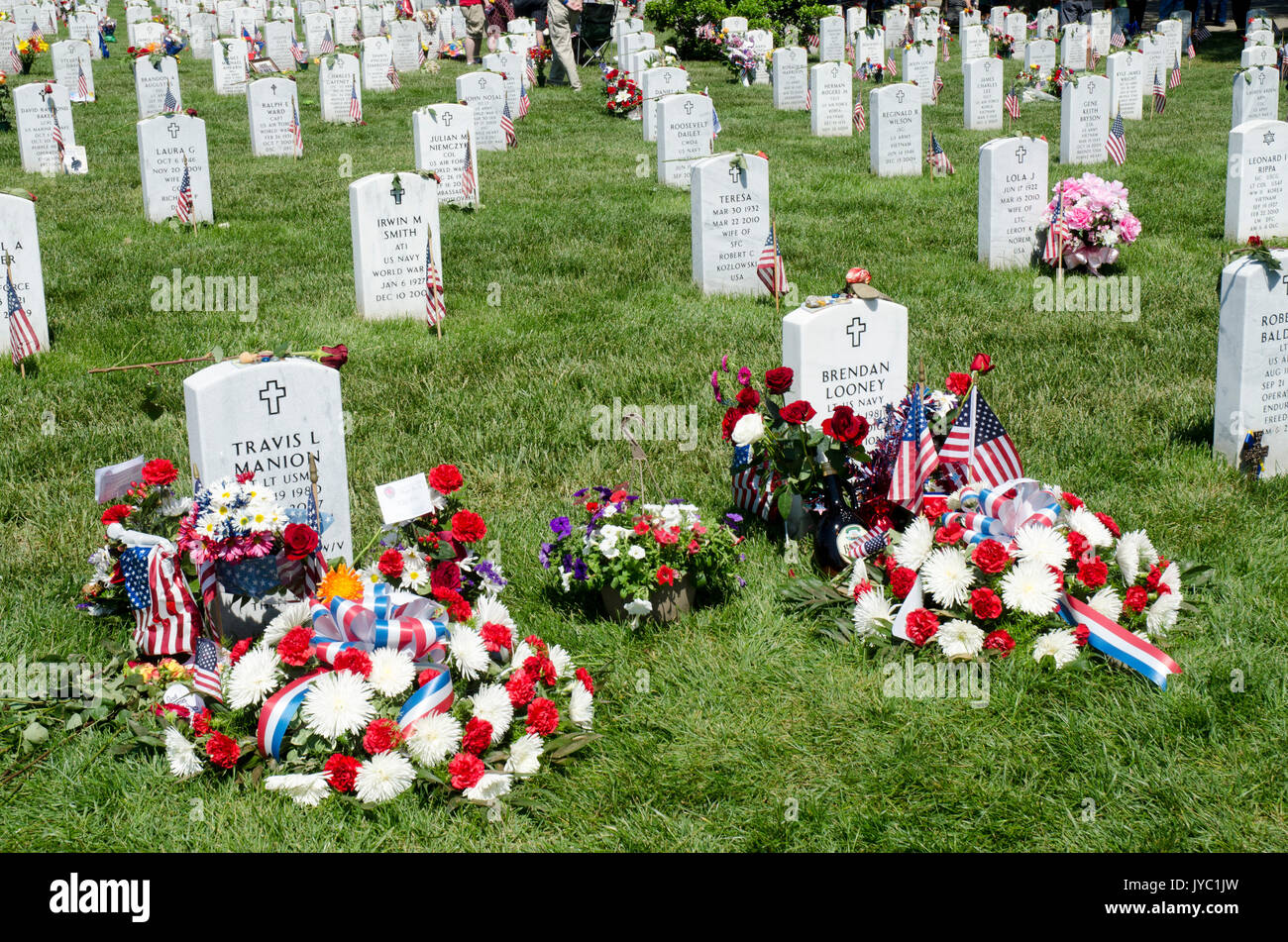 Memorial Day auf dem Arlington National Cemetery. Abschnitt 60 ist eine letzte Ruhestätte für Soldaten und Soldatinnen im Irak und in Afghanistan getötet. Stockfoto