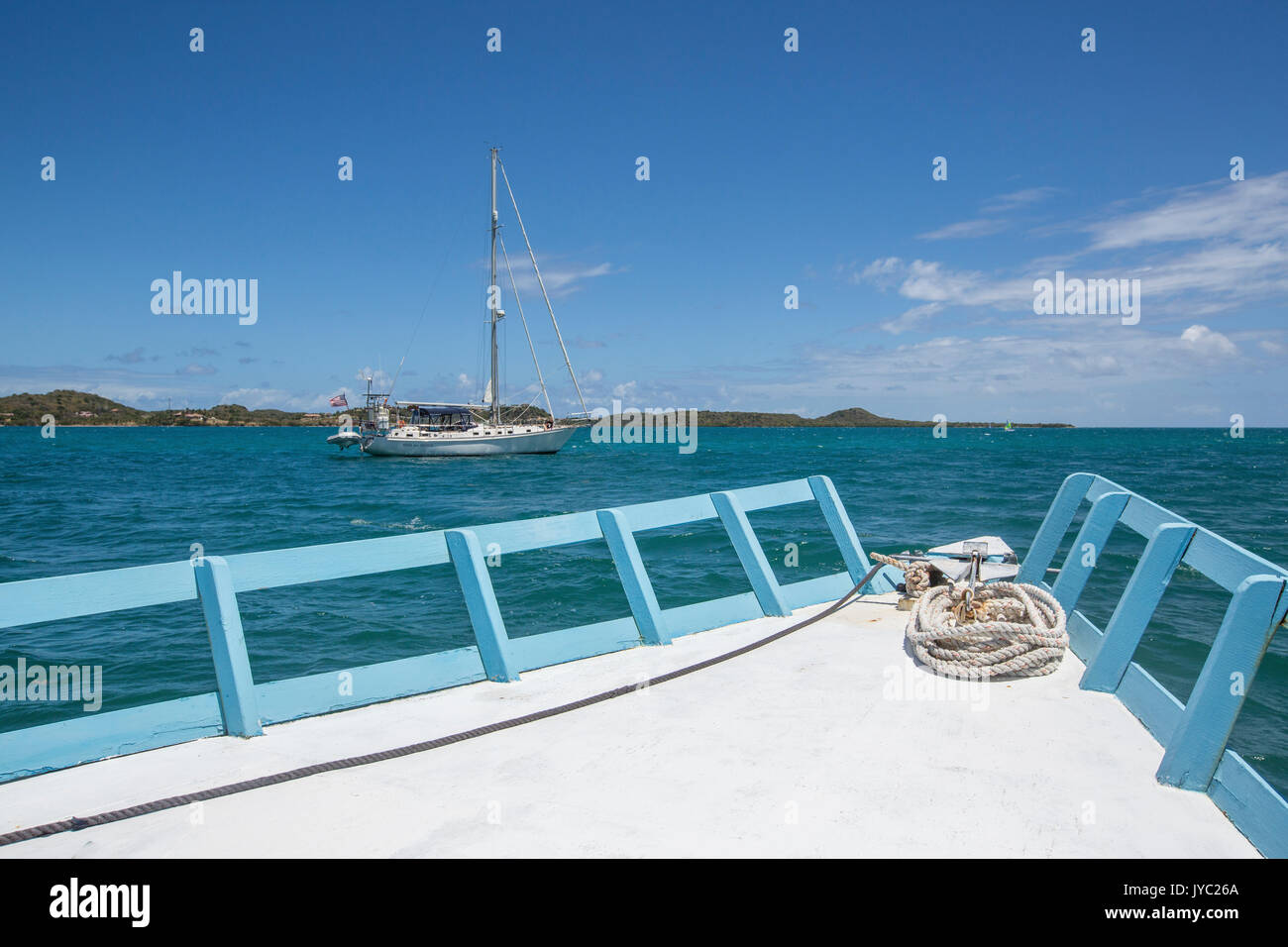 Segelboote und Schiffe in das türkisfarbene Wasser der Karibik grüne Insel Antigua und Barbuda Leeward Island West Indies Stockfoto