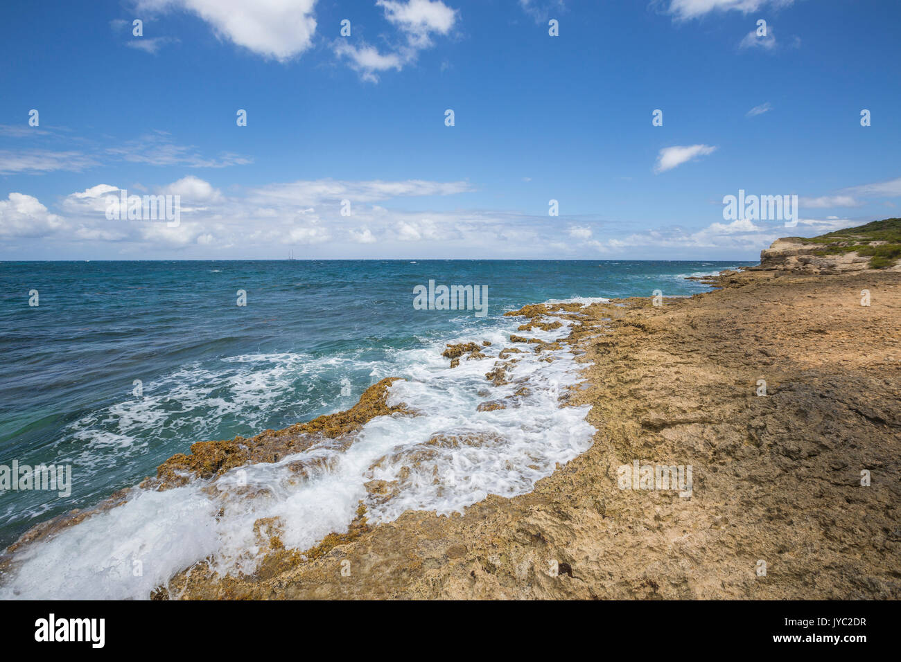 Das klare Wasser des Karibischen Meeres von den Klippen von Grüne Insel Antigua und Barbuda Leeward Island West Indies gesehen Stockfoto