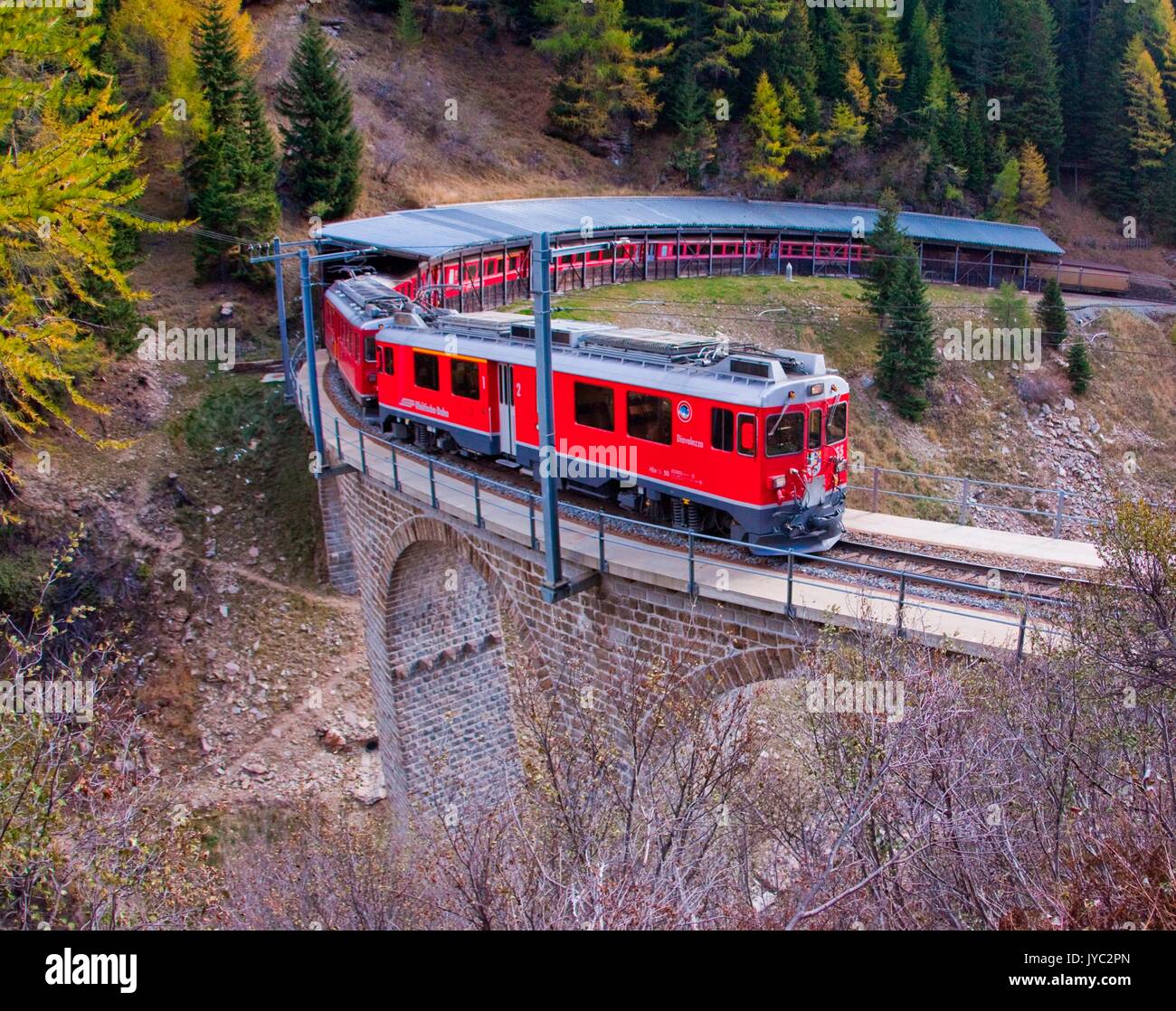 Der Bernina Express auf der Brücke in Privilasco, Val Poschiavo, Schweiz Europa Stockfoto