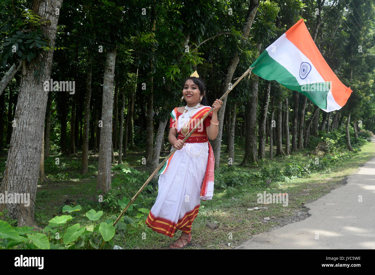 Mädchen in Bharat Mata Kleidung marschierten mit indischen Nationalflagge während der Feier der Unabhängigkeit Tag in Sibnibas, Nadia. Leute von Shibnibas, Nadia feiern 71th Tag der Unabhängigkeit mit Lust und Eifer im August 18, 2017 in Nadia. Sir Radcliff zeichnen die Linie der Abgrenzung in Bengalen und ausgezeichnet hinduistischen Mehrheit Nadia nach Osten Pakistan. Massive Proteste folgten und Vizekönig Lord Mountbatten bestellt eine sofortige Korrektur zu der Karte. Am Abend des 17. August All India Radio (Luft) gab bekannt, dass die Mehrheit der Bezirk von Nadia, Teil von Indien, aus diesem Grund Shibnibas ein Dorf von Nad Stockfoto