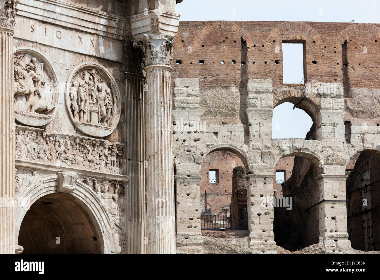 Architektonische Details der Triumphbogen des Konstantin und das Kolosseum das größte Amphitheater, das jemals gebaut wurde Rom Latium Italien Europa Stockfoto