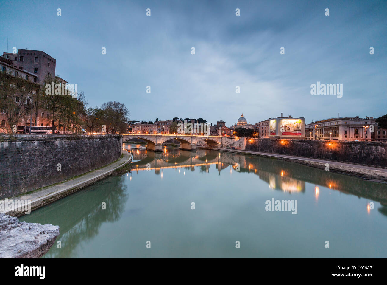 Dämmerung leuchtet auf Lungo Tevere mit Brücke Umberto I und Basilica di San Pietro im Hintergrund Rom Latium Italien Europa Stockfoto