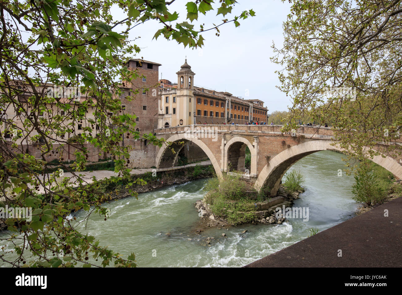 Ansicht der Lungotevere Boulevard entlang des Flusses Tiber mit typischen Brücken und Gebäude Rom Latium Italien Europa. Stockfoto