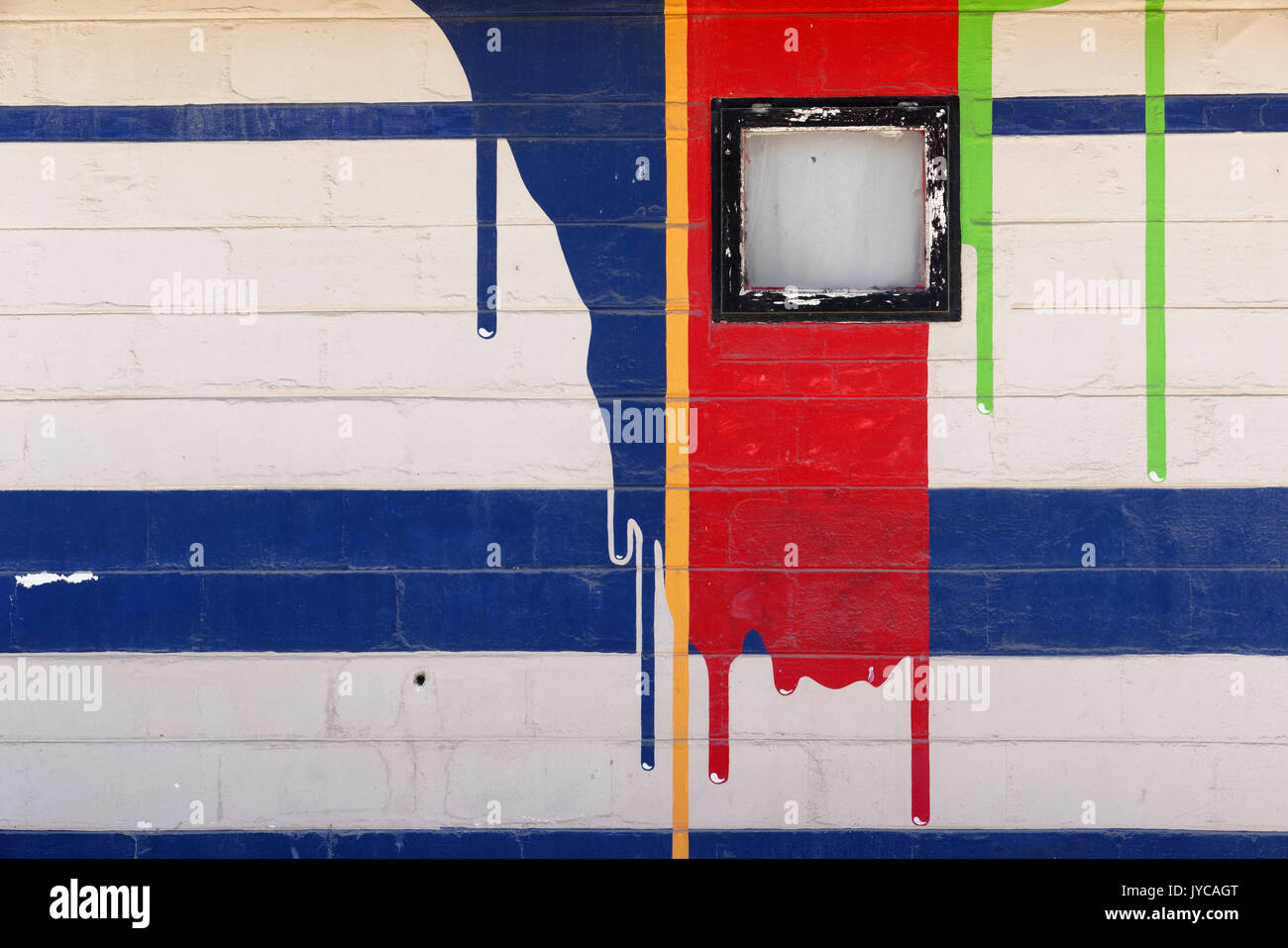 Bunte Hausfront mit kleinem Fenster an der Strand Street in Swakopmund, Erongo Region, Namibia Stockfoto