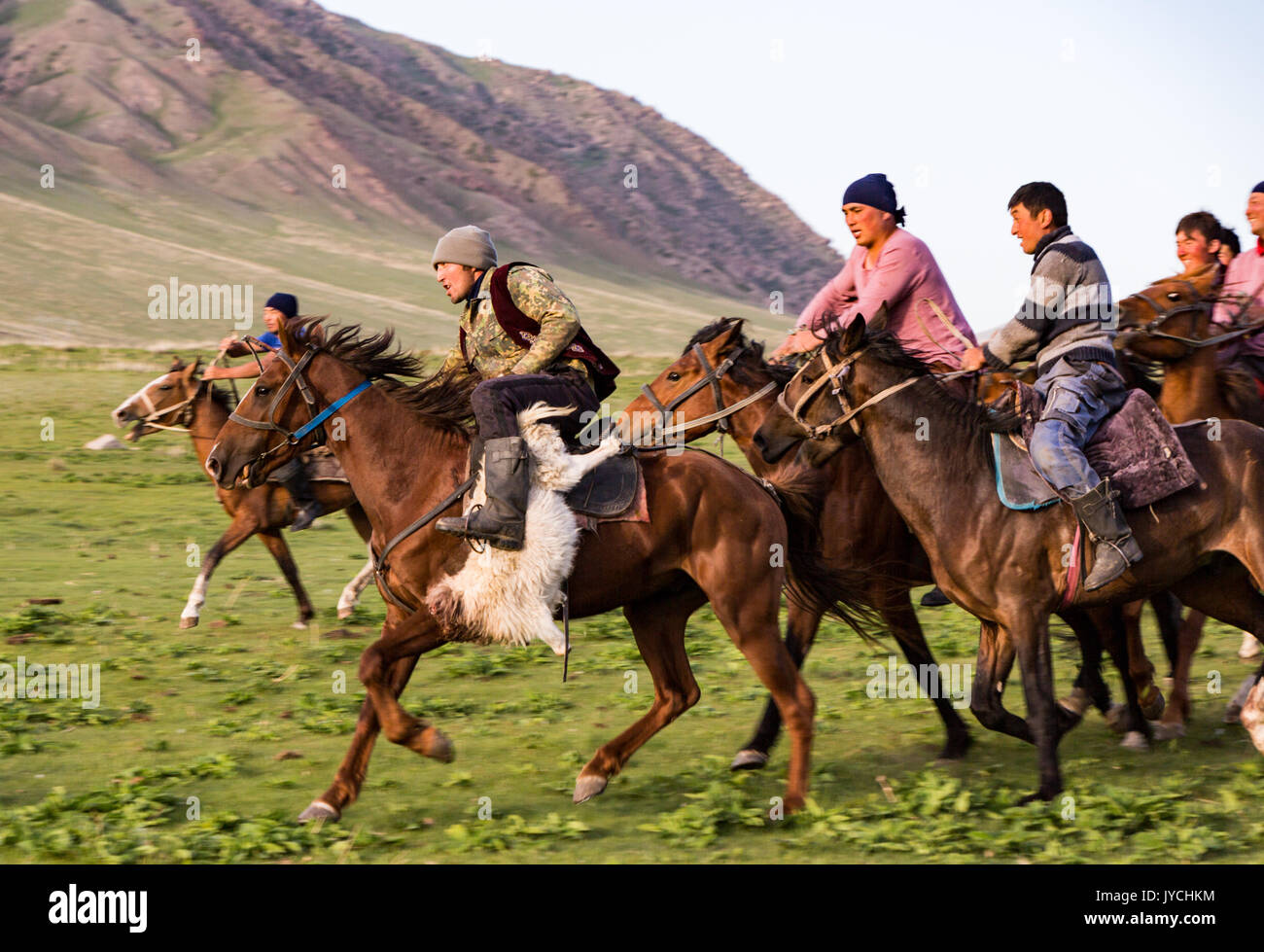 Reiter spielen Sie ein Spiel mit einem kopflosen Ziegen in Kirgisistan am 29. Mai 2017 Stockfoto