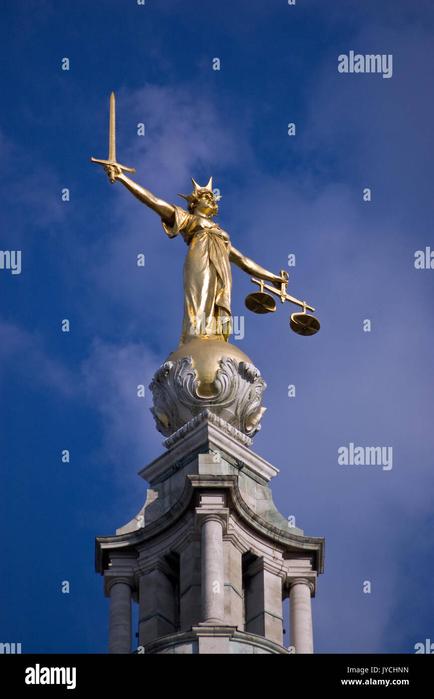 Statue von Gerechtigkeit auf der Oberseite des Zentralen Strafgerichtshof in London, allgemein bekannt als Old Bailey, wo große Strafverfahren stattfinden. Stockfoto