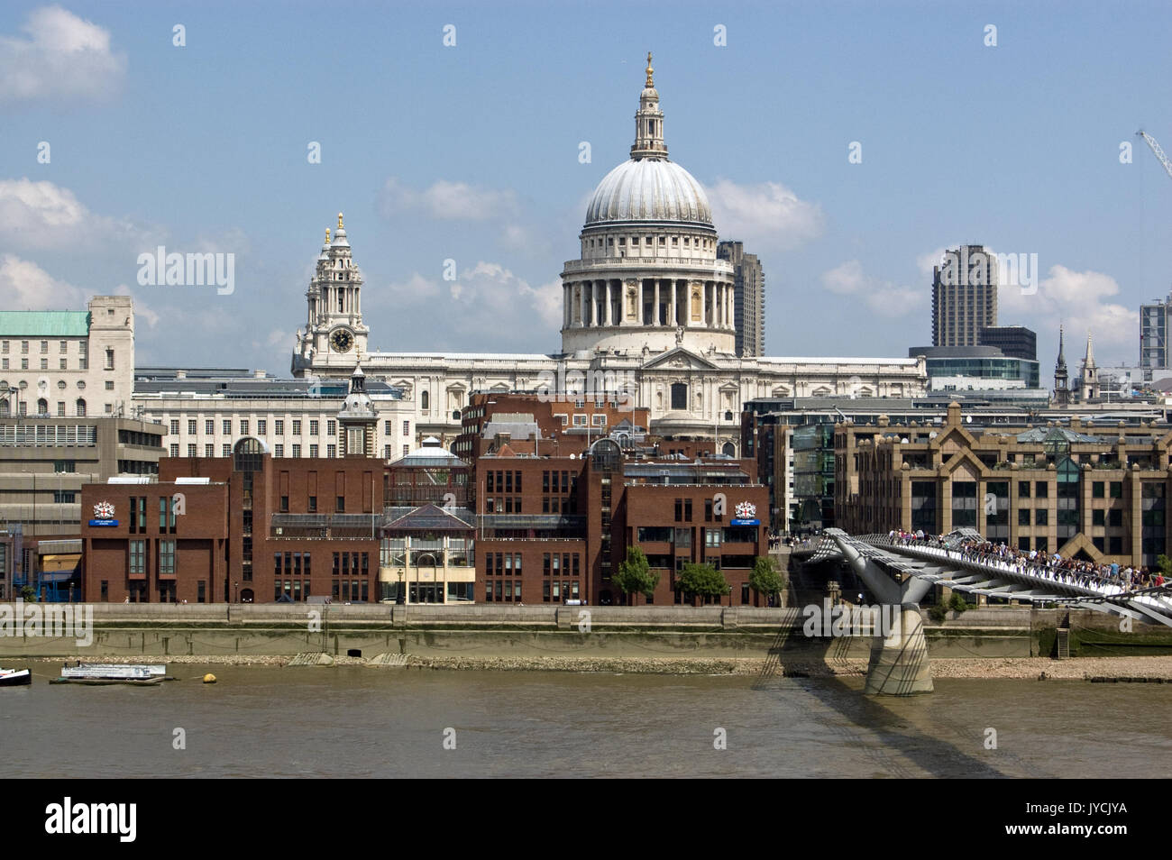 LONDON, UK, 14. JUNI 2010: Erhöhte Blick über die Themse in die Sehenswürdigkeiten Saint Paul's Cathedral im Herzen der Stadt Lond Stockfoto