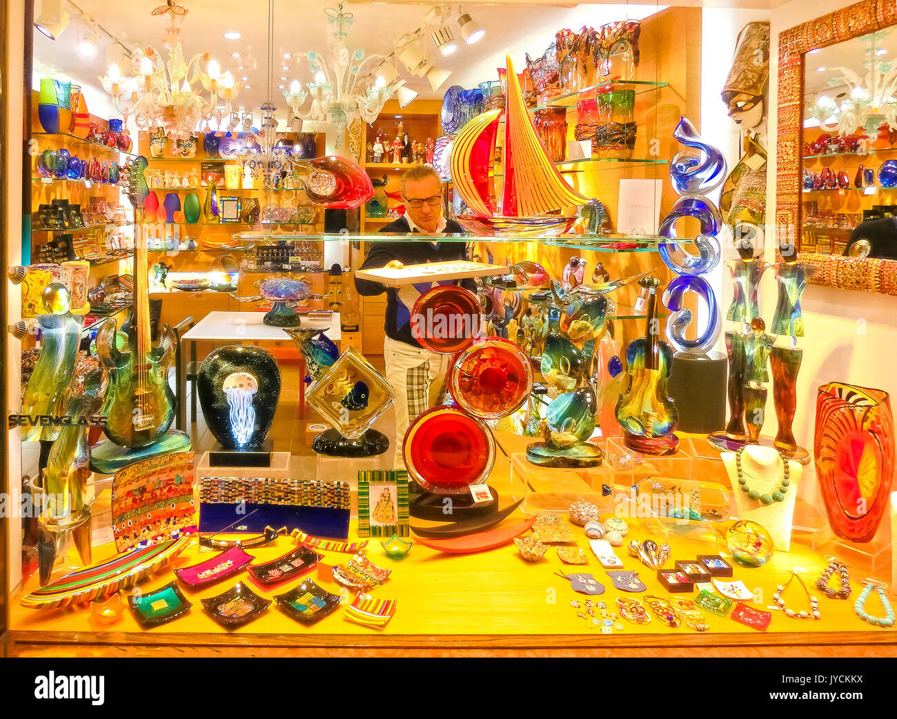 Venedig, Italien - 04 Mai, 2017: Der Shop mit traditionellen Souvenirs und Geschenke wie Murano Glas an Touristen Venedig besuchen. Stockfoto