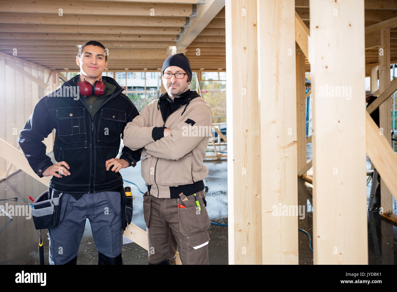 Zuversichtlich Tischler an der Baustelle stehen Stockfoto