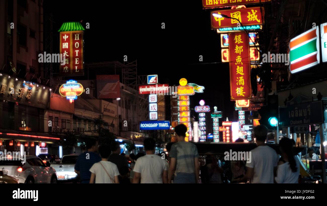 Nacht Verkehr und Neonlicht Yaowarat Road Chinatown Bangkok Thailand Stockfoto