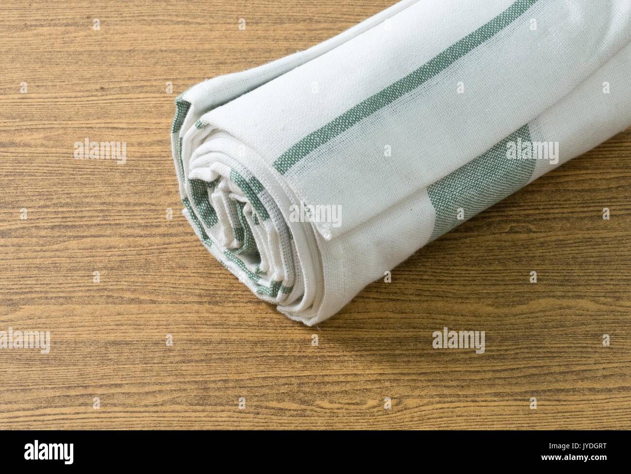 Küchengeräte, Weiß und Grün Servietten, Serviette oder Küchentuch auf hölzernen Tisch mit Platz für Text kopieren eingerichtet. Stockfoto
