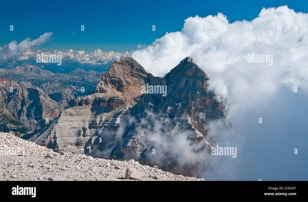 Bedrohliche Wolken auf der Oberseite der Tofana di Mezzo und Di Dentro - Schuß von der Tofana di Rozes, Dolomiten, Trentino Alto Adige Es Stockfoto