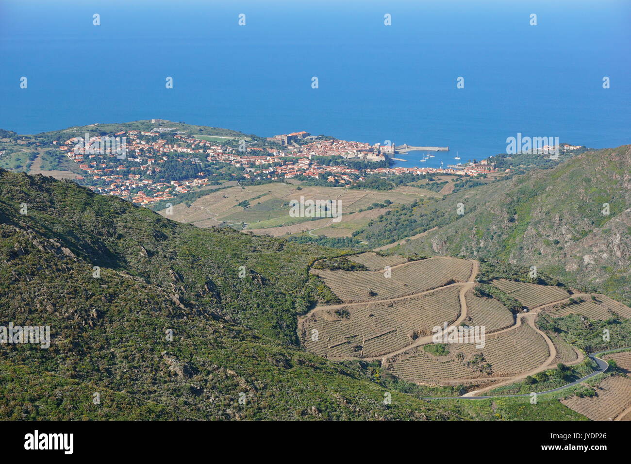 Collioure mediterranes Dorf Landschaft von den Höhen gesehen, Vermilion Küste, im Süden von Frankreich, Roussillon, Pyrénées-Orientales Stockfoto