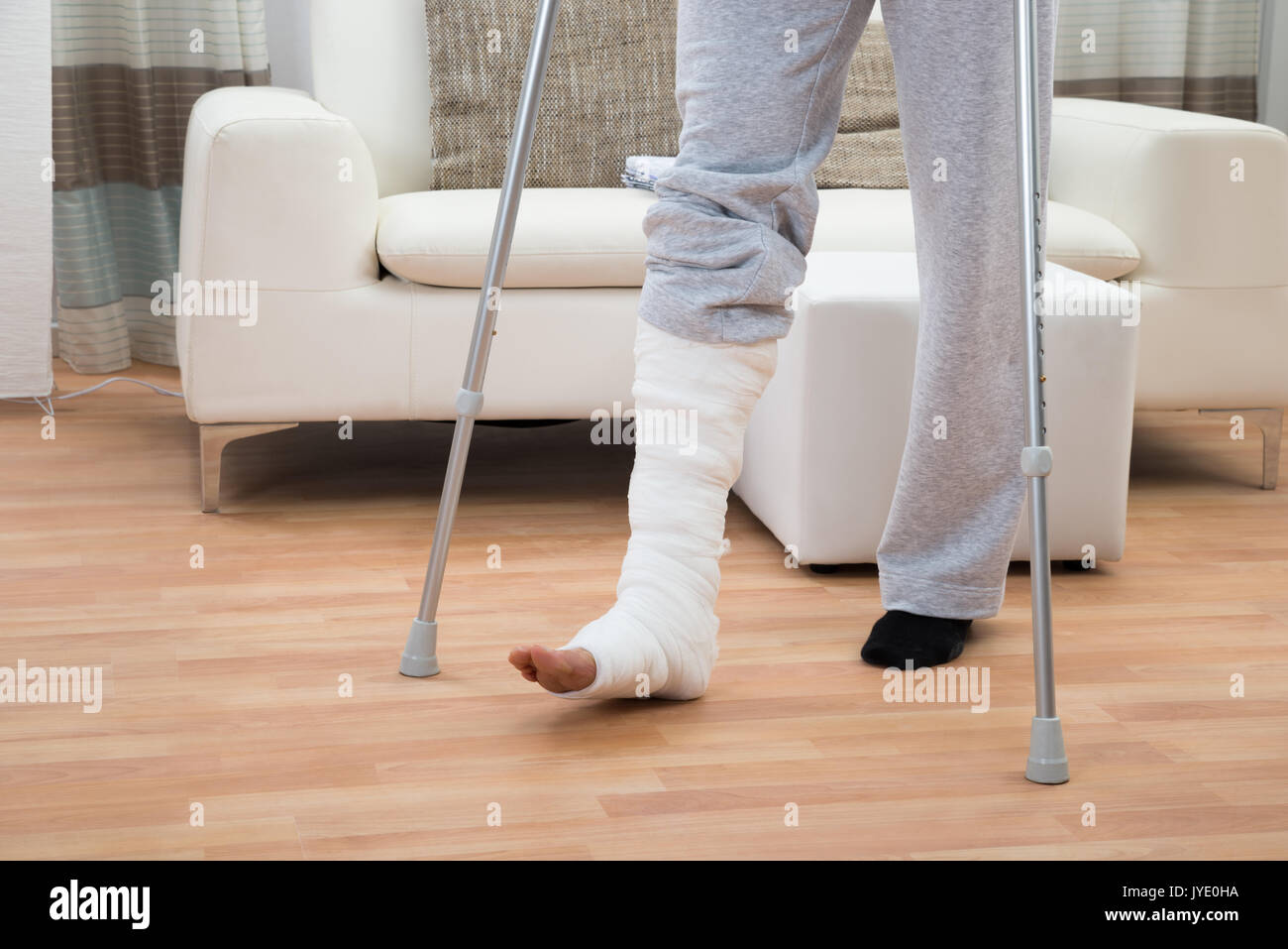 Niedrige Abschnitt eines behinderten Menschen mit Krücken zum Wandern Stockfoto