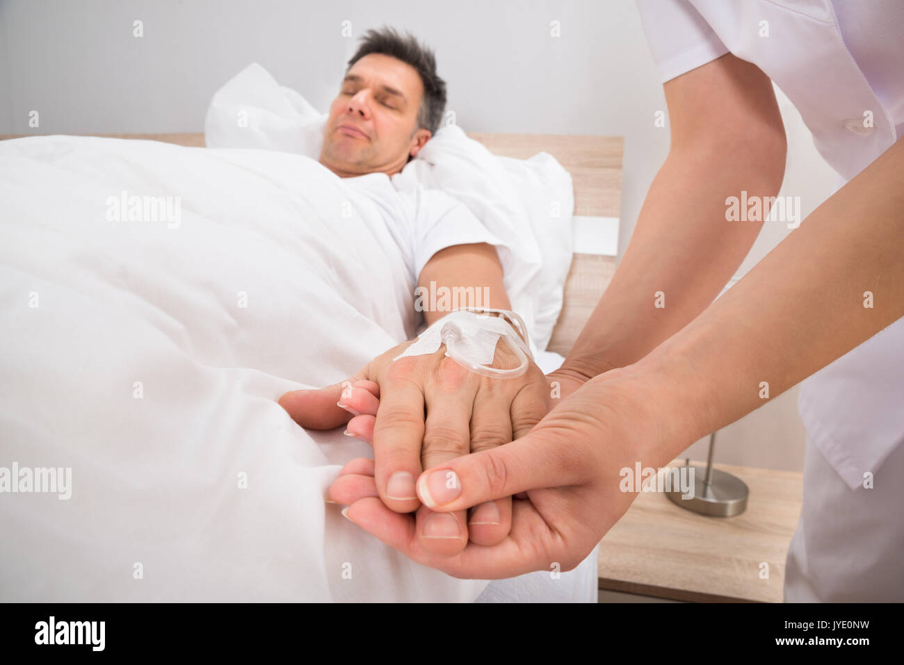 In der Nähe des Doctor's Hand mit Infusion eingefügt in die Hand des Patienten Stockfoto