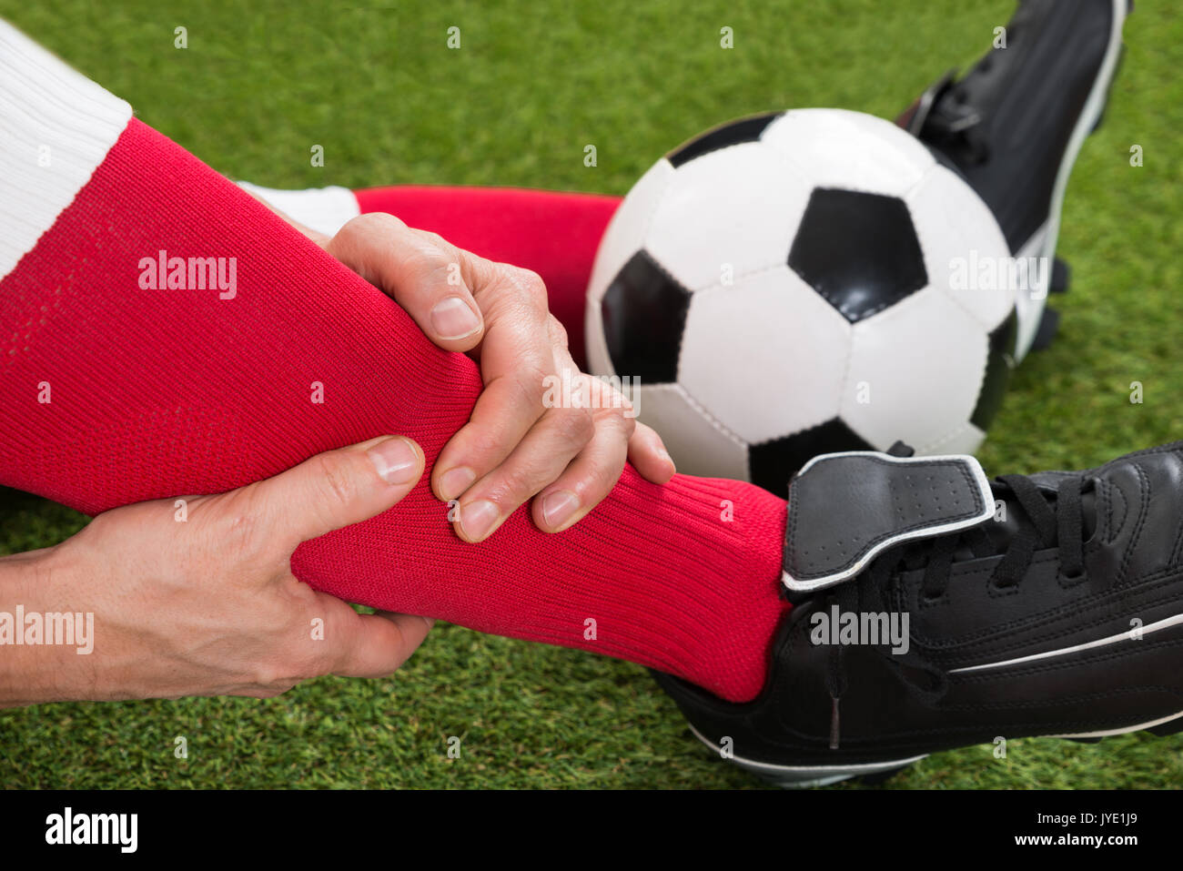 Nahaufnahme der Verletzten Fußball-Spieler auf dem Feld Stockfoto