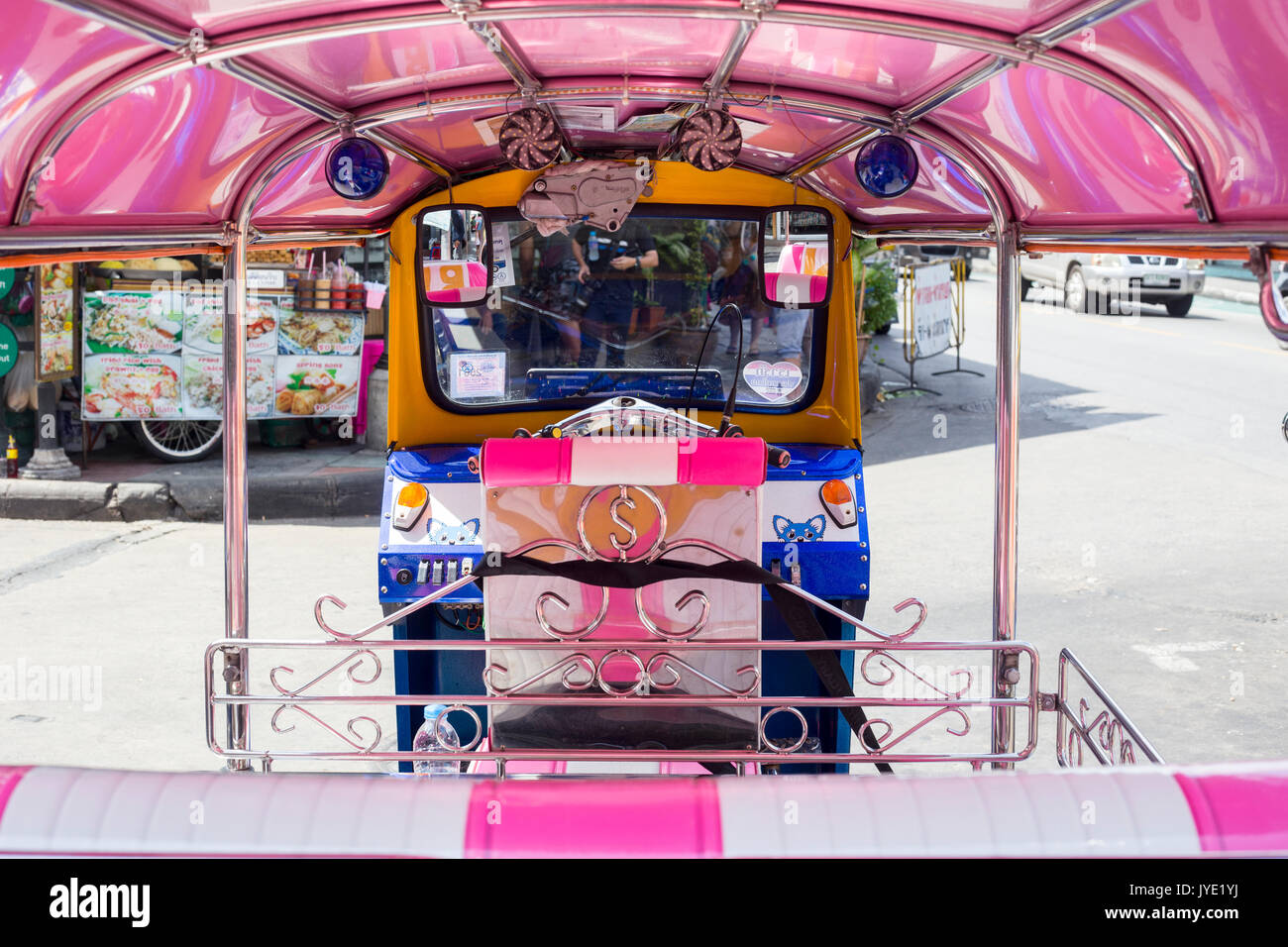 An Bord eines Tuk Tuk in Bangkok. Stockfoto